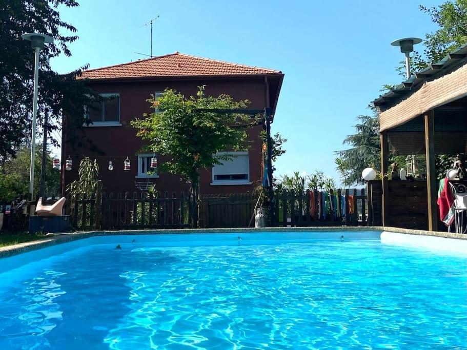 Dans Maison Individuelle, Piscine La Tour-en-Jarez