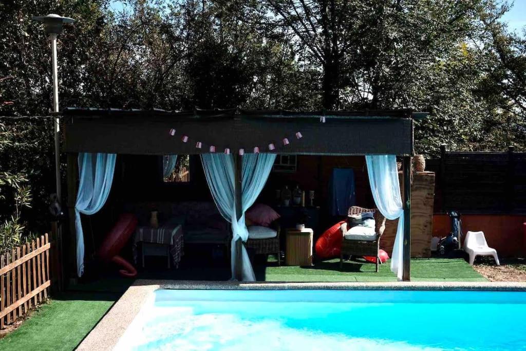 Dans Maison Individuelle, Piscine * La Tour-en-Jarez