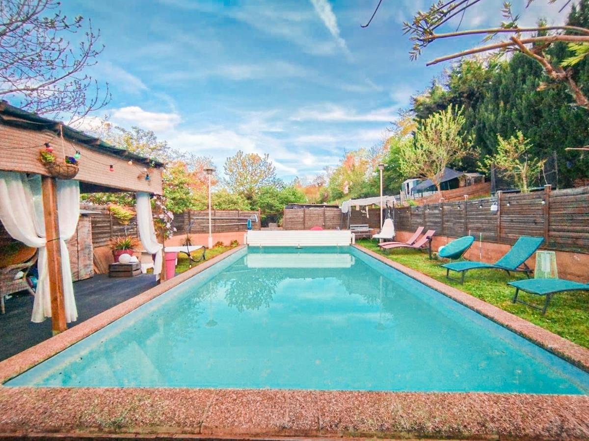 Dans Maison Individuelle, Piscine *